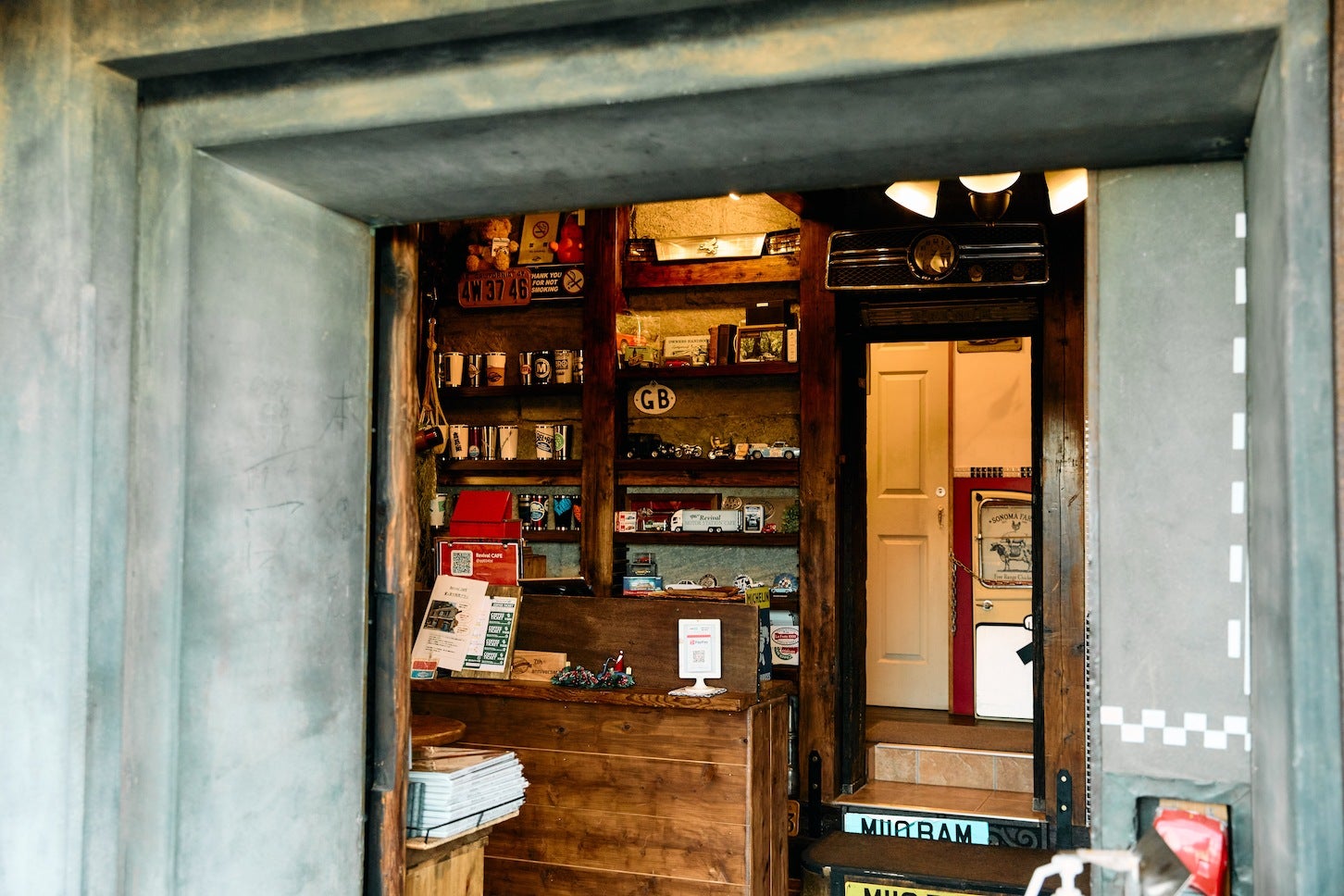 重厚感ある壁に囲まれた入口の奥には、外観からは想像できない別空間が広がっている