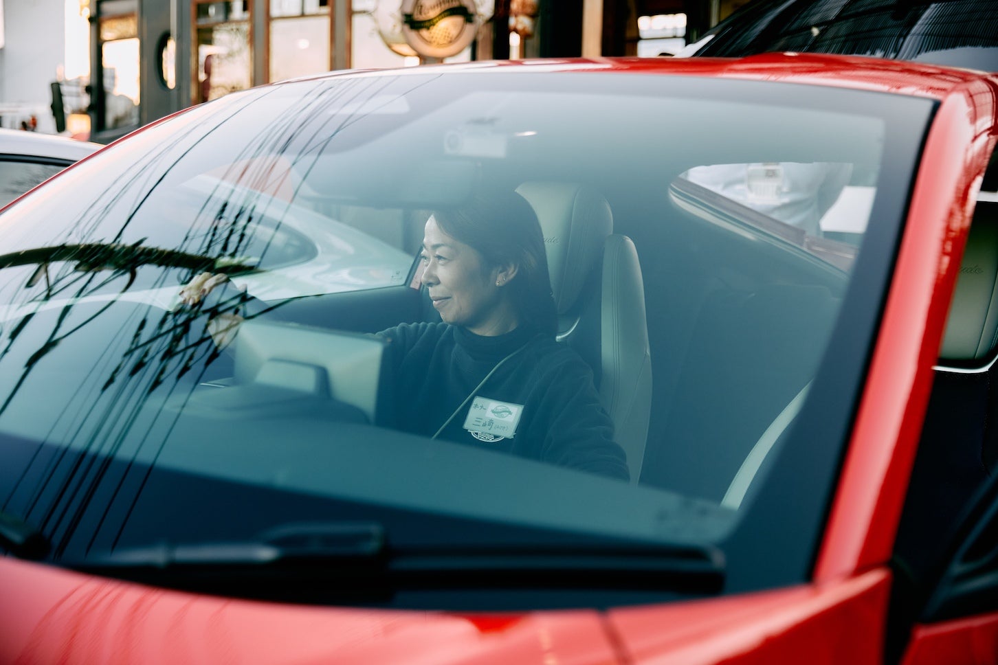 オーナーの三﨑さんの愛車は、トライアンフ「スピットファイアMK.1（1965年）」。真っ赤な新型プレリュードもとても似合う
