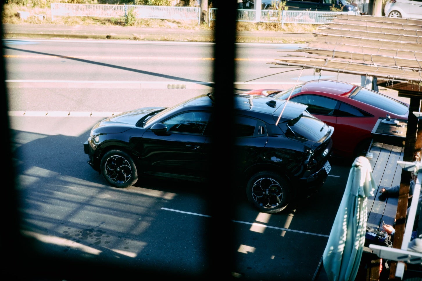 蔵の窓から眺める駐車場も、また乙なもの