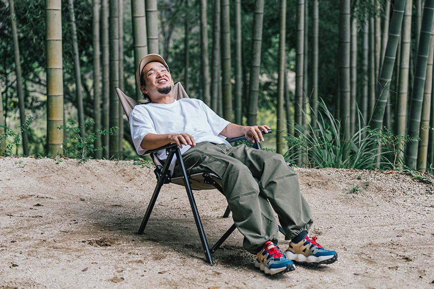 リクライニングしたColemanのレイチェアに座ってくつろぐテンさん