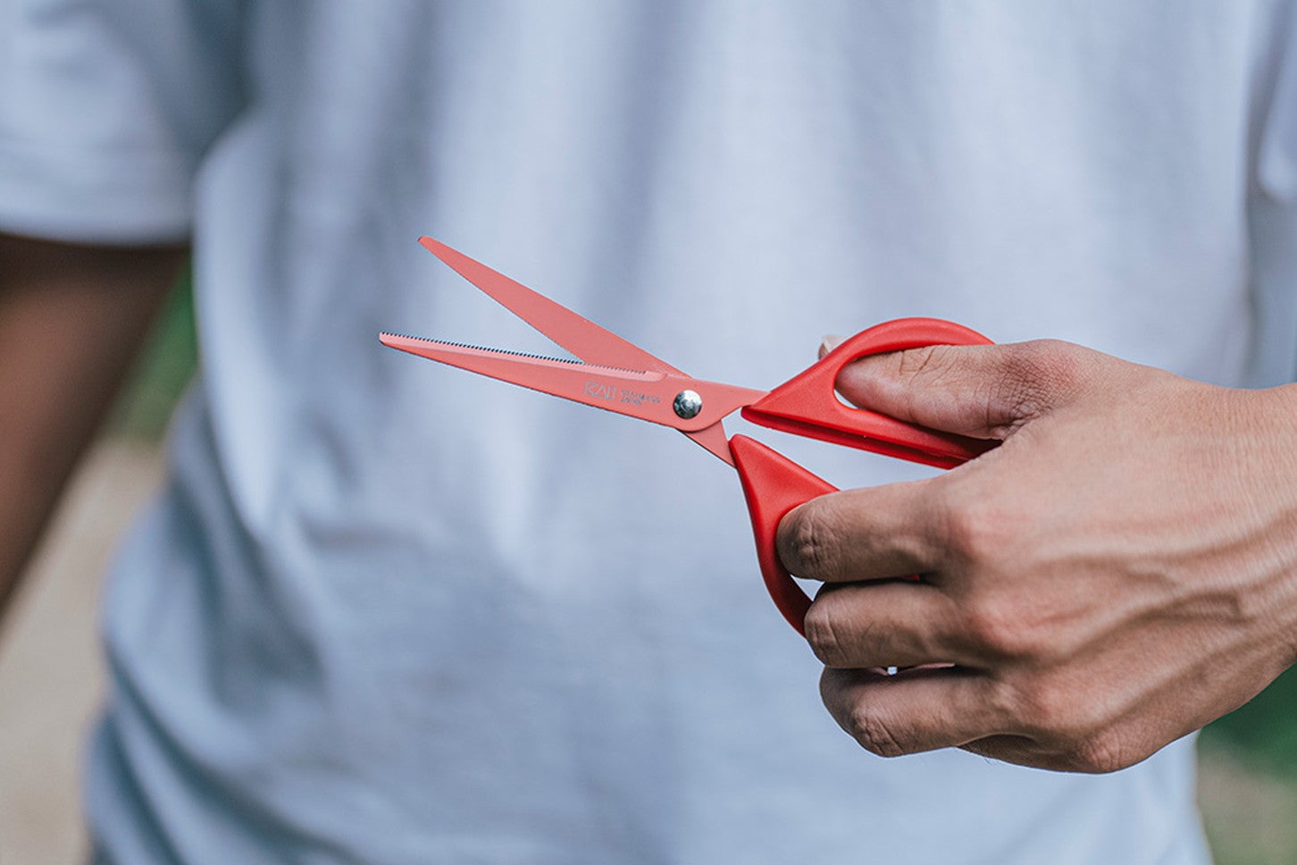 貝印のキッチンバサミ「ハンディスニップバサミ」キャップ付