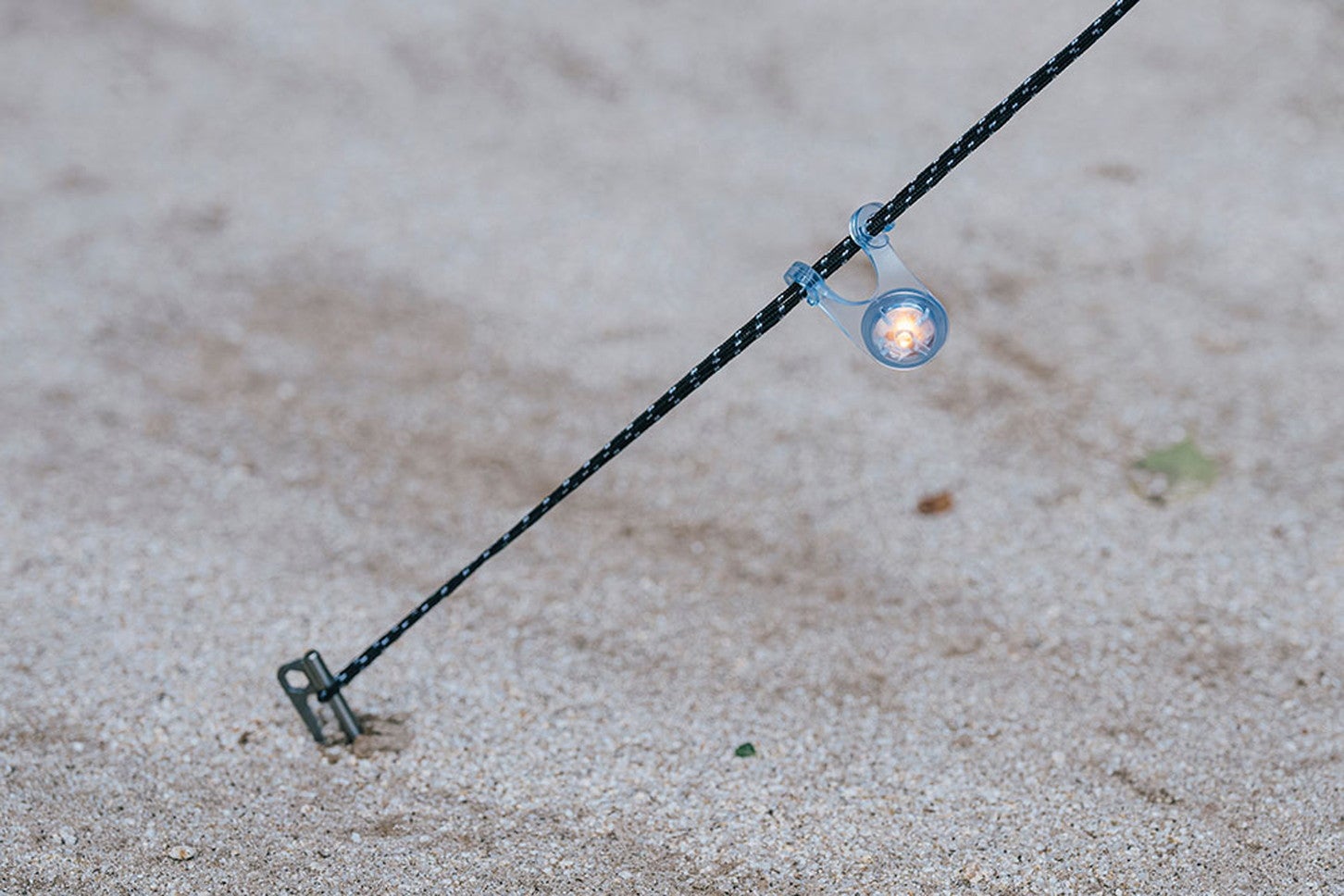 ロープライトの種類はさまざまあるが、テンさんはLEDタイプのロープライト(1個100円程)を使用