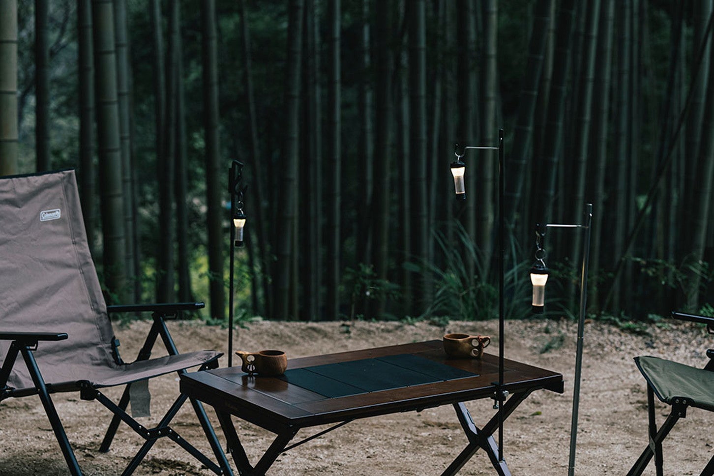 ランタンスタンドもさまざまあるなか、数が必要なので安さを重視。ダイソーのランタンスタンドはテーブルに付けられる優れもの