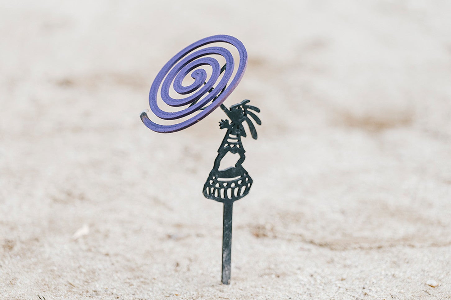 蚊取り線香スタンドは、ENRICHというメーカーのもの。ハートを射抜くようなデザインがおしゃれで、ひとめぼれして購入