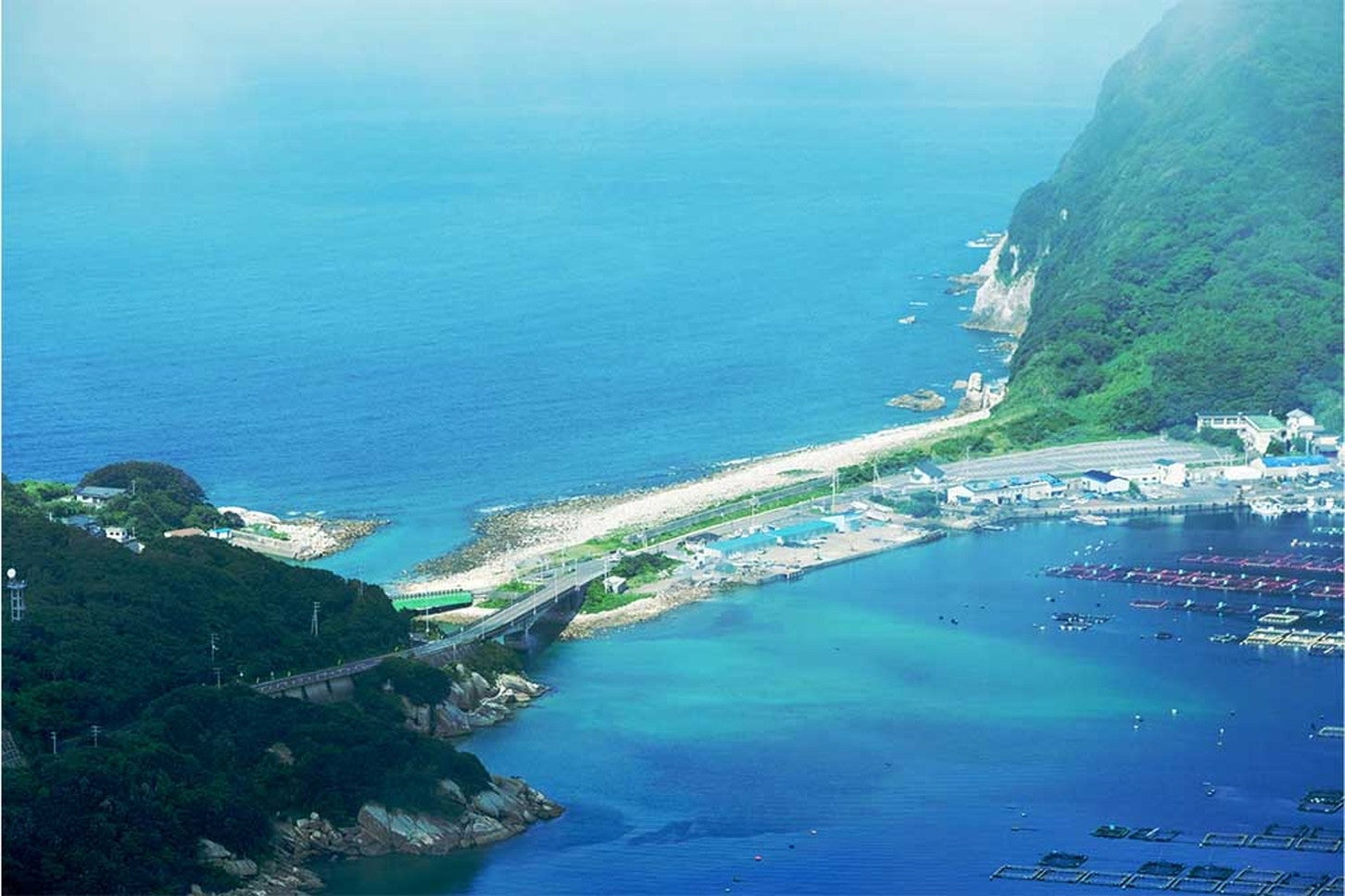 大堂山展望台から見た、エメラルドブルーが美しい柏島の景色