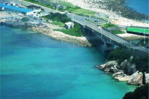 島のすぐそばに広がる、深い青と鮮やかなエメラルドグリーンがにじみ混ざり合ったかのような海