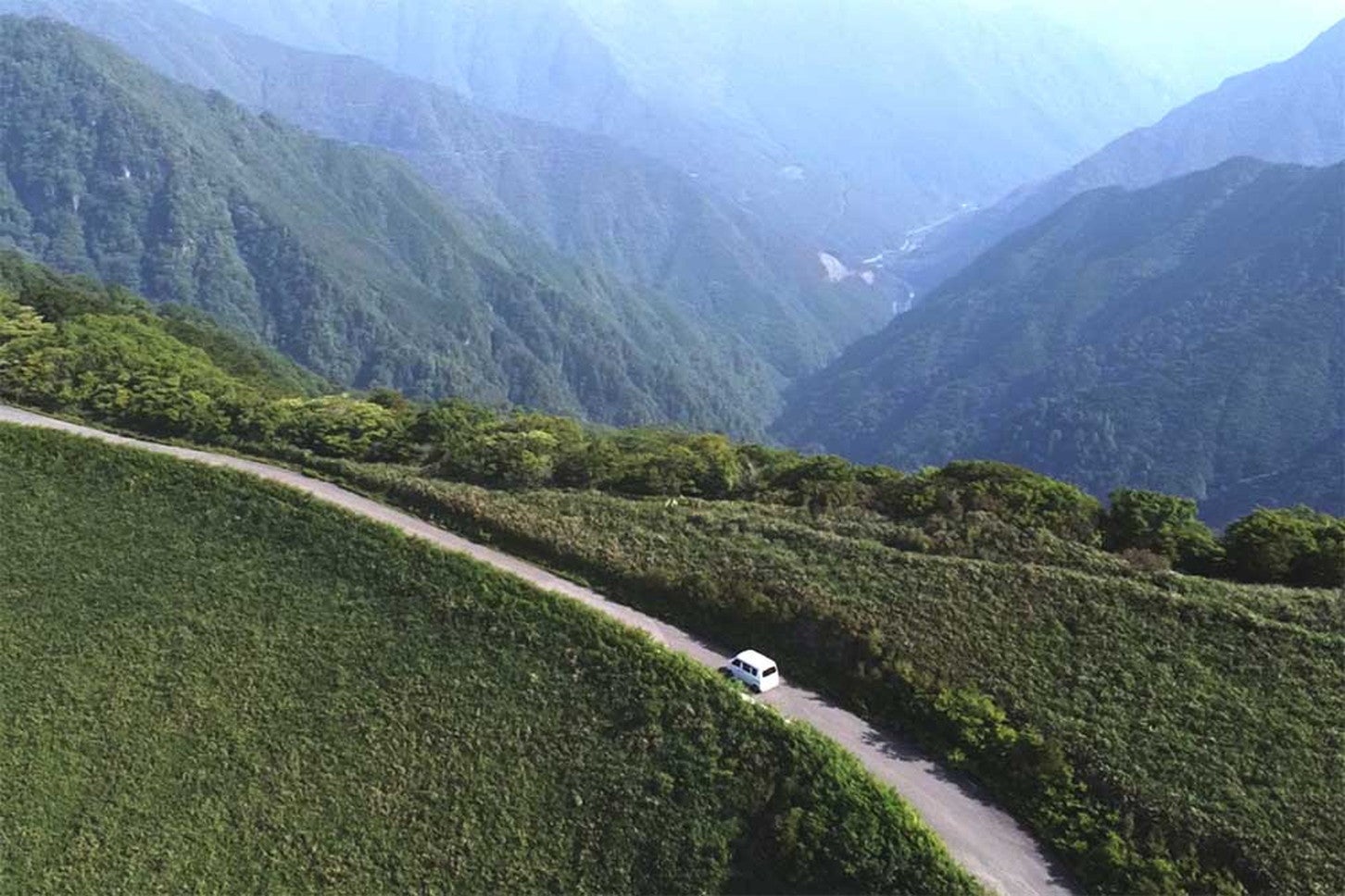 山をバックにUFOラインを駆け抜けていきます