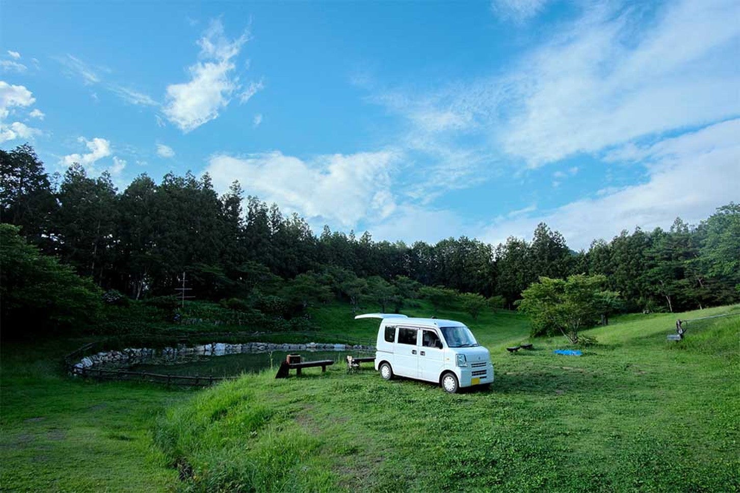 森の横の池のそばに停められた白くま