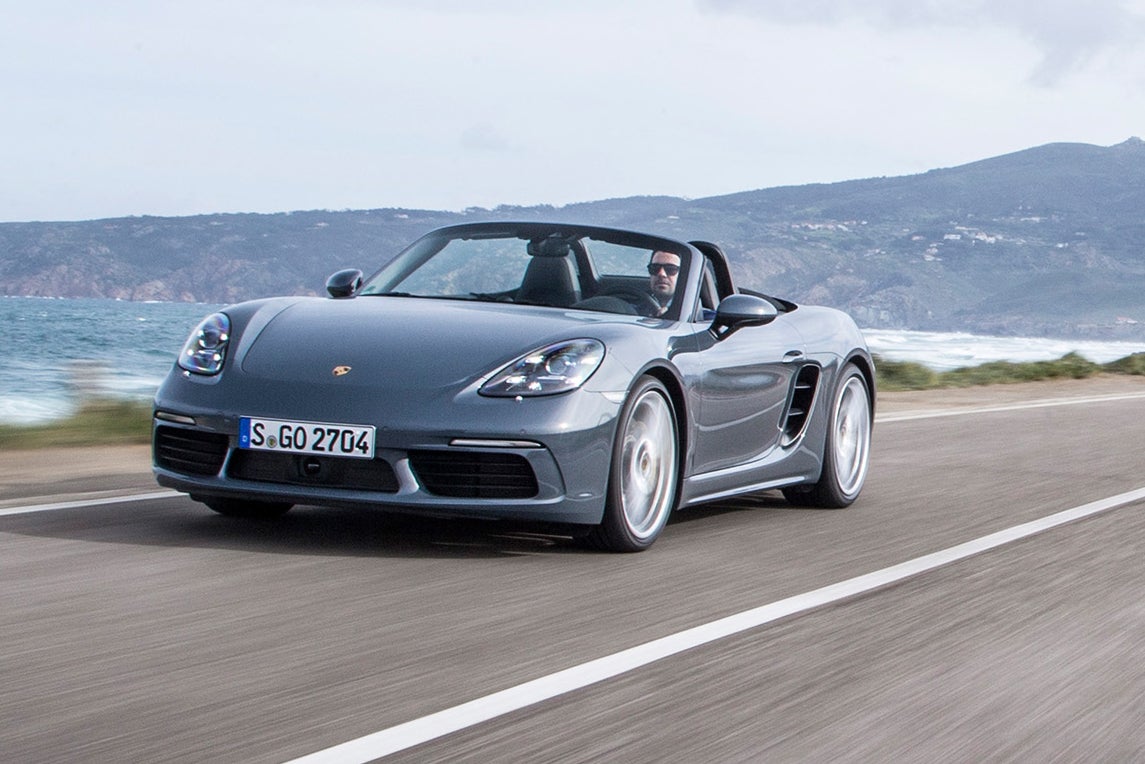 ポルシェ718ボクスター（982型）｜4代目となる現行718ボクスターは2016年1月に発表。1959〜60年にシチリア島で開催されたレース「タルガフリーリオ」を制したポルシェ718にちなみ、この世代からケイマンとともに車名に「718」が付いた。ミッドシップマウントされる2.0リッター水平対向4気筒ターボは、300ps/380Nmを発揮。0-100km/h加速は6速MTで5.1秒、7速PDKで4.9秒。最高速は275km/hをマークする。