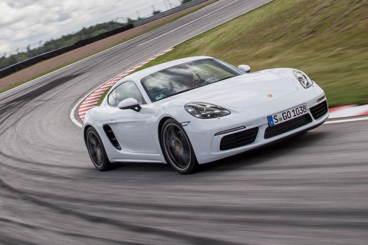 ポルシェ718ケイマン（982型）｜3代目となる現行の718ケイマンは2016年4月に発表。ボクスター同様にこの現行型から車名に「718」が付いた。搭載エンジンをはじめ、0-100km/h加速タイムや最高速度は現行718ボクスターと同じ。
