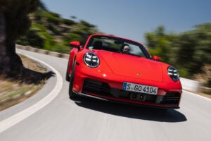 ポルシェ911カレラ カブリオレ（992.2型）｜8代目の後期型となる現行911カレラは2024年5月に発表。3.0リッター水平対向6気筒ツインターボは、450Nmの最大トルクは前期型用から変わらないが、最高出力は9psアップとなる394psを発揮。これにより0-100km/h加速は0.1秒短縮となる4.1秒（カブリオレは4.3秒）、最高速度は1km/hプラスの294km/h（カブリオレは前期型と同じ291km/hのまま）を実現した。