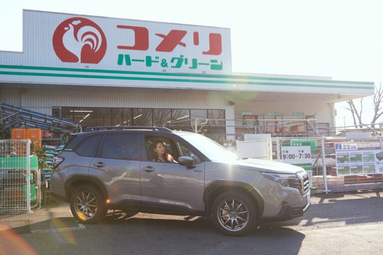 愛車の「スバル フォレスターSTIスポーツ」と黒木美珠さん。