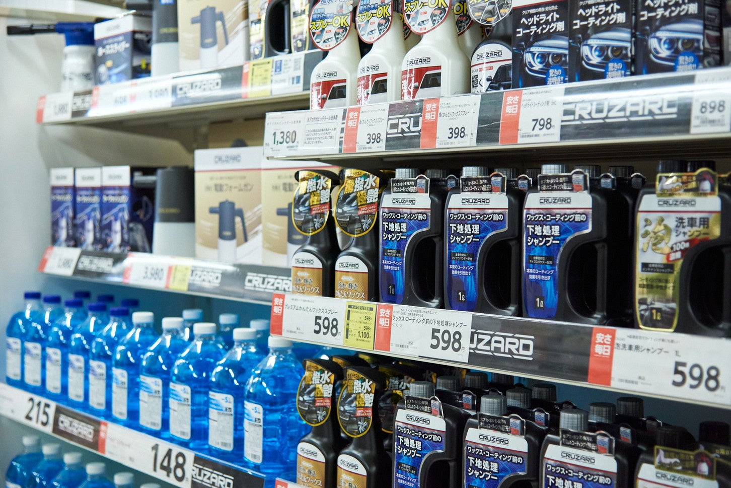 コメリの洗車グッズのラインナップは、CRUZARDを中心に展開しています。