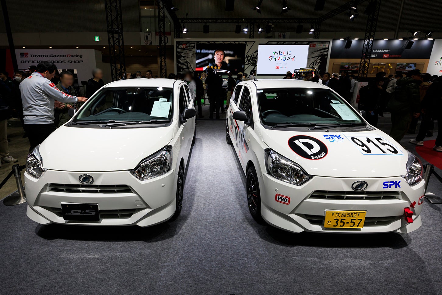 2026年のオートサロンでふたりが一番気になったというクルマがコレ。6点式ロールケージを標準装着したミラe:Sチューンドバイディースポーツレーシング