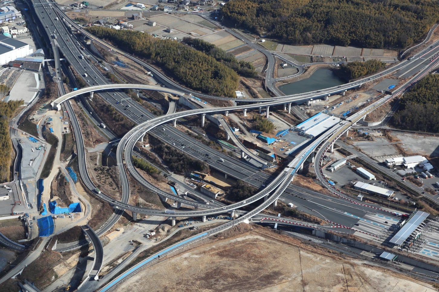 新名神の工事が続く八幡京田辺JCT。木津川に架かる橋に側道は無く、無料で川を渡れない（画像：NEXCO西日本）