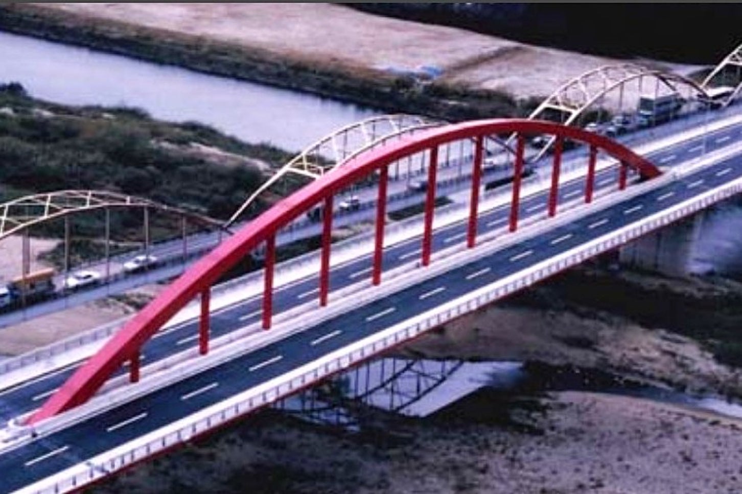 京田辺市と城陽市をつなぐ山城大橋。木津川はここから下流方向に、8kmにわたって無料の橋がない区間だ。