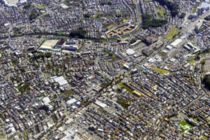 相模原市の市街地風景。幹線道路が少なく、各地で渋滞に悩まされている。