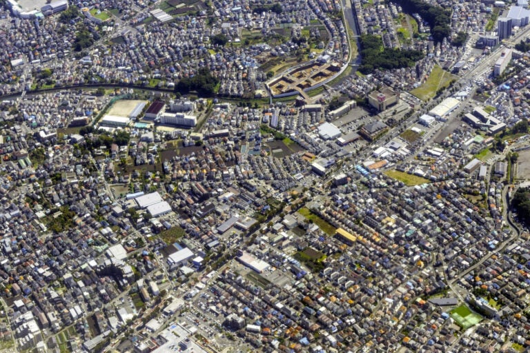 相模原市の市街地風景。幹線道路が少なく、各地で渋滞に悩まされている。