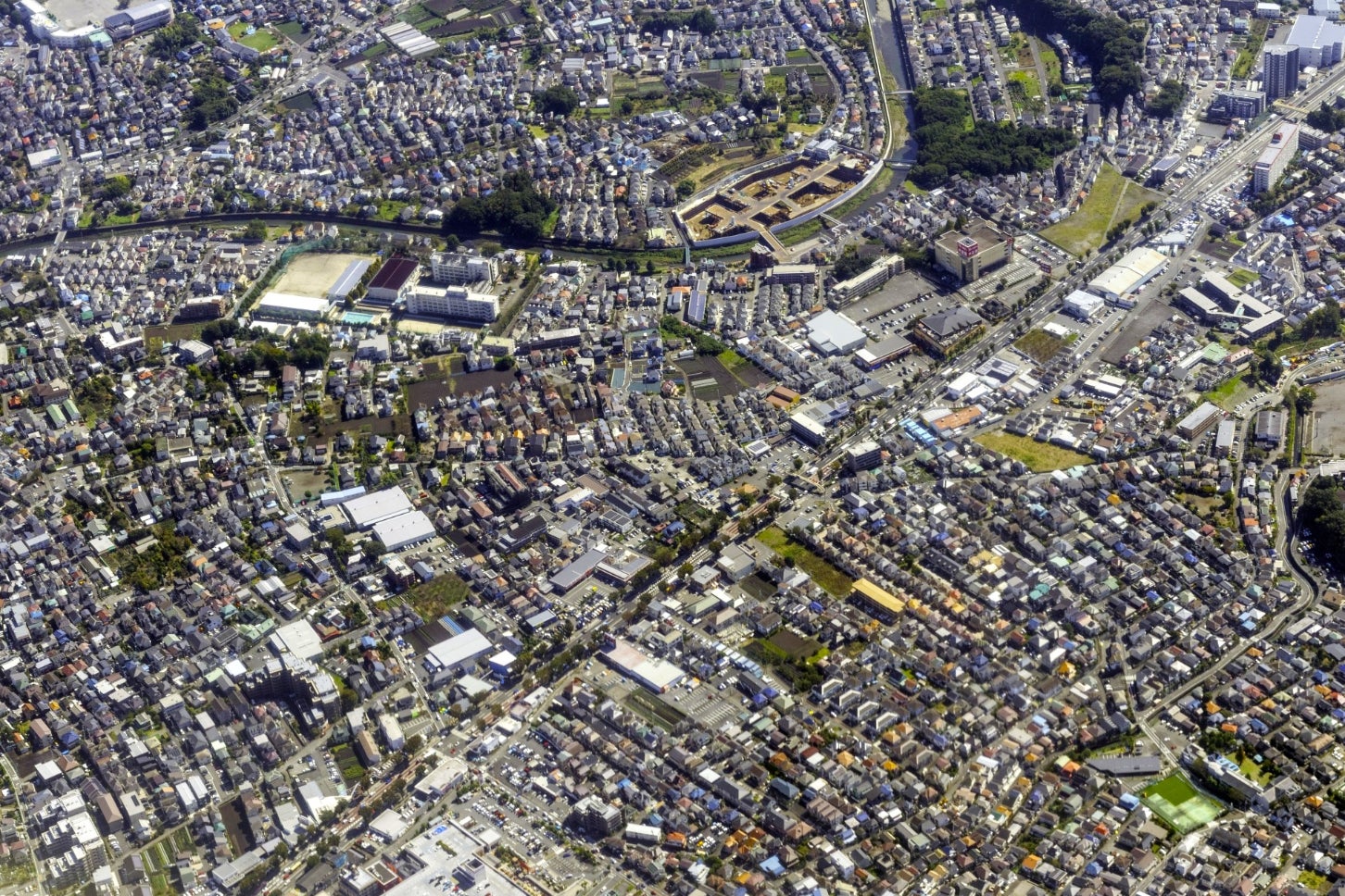 相模原市の市街地風景。幹線道路が少なく、各地で渋滞に悩まされている。