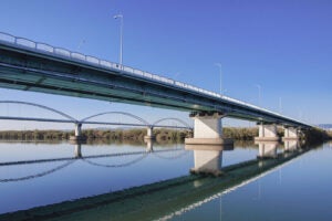 高槻市中心部から南下して枚方市南部をつなぐ「枚方大橋」