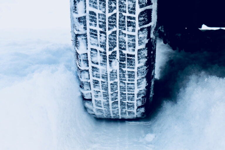 スタッドレスタイヤを履いていれば、雪道でも比較的安心だ。