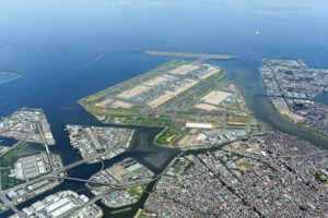 羽田空港周辺の様子。(c)show-m – stock.adobe.com