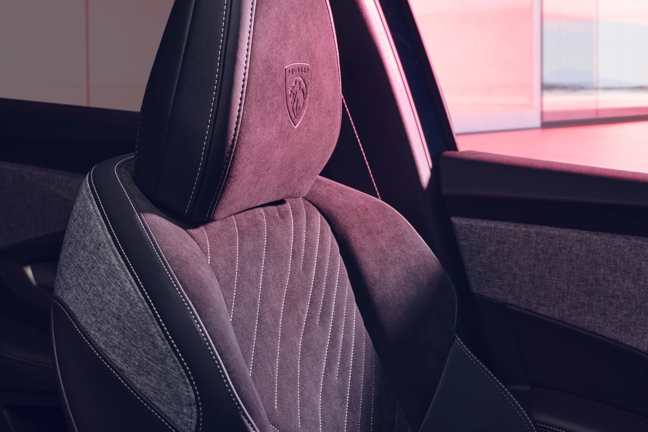 プジョーE-3008 GTアルカンターラパッケージ｜Peugeot E-3008 GT Alcantara Package