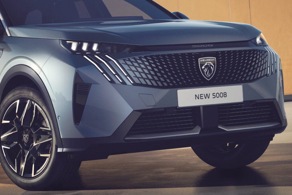 プジョーの新型7人乗りSUV「5008ハイブリッド」が上陸！ WLTCモード