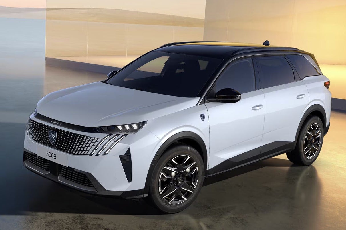 プジョー5008 GTハイブリッド｜ボディカラー：オケナイト・ホワイト