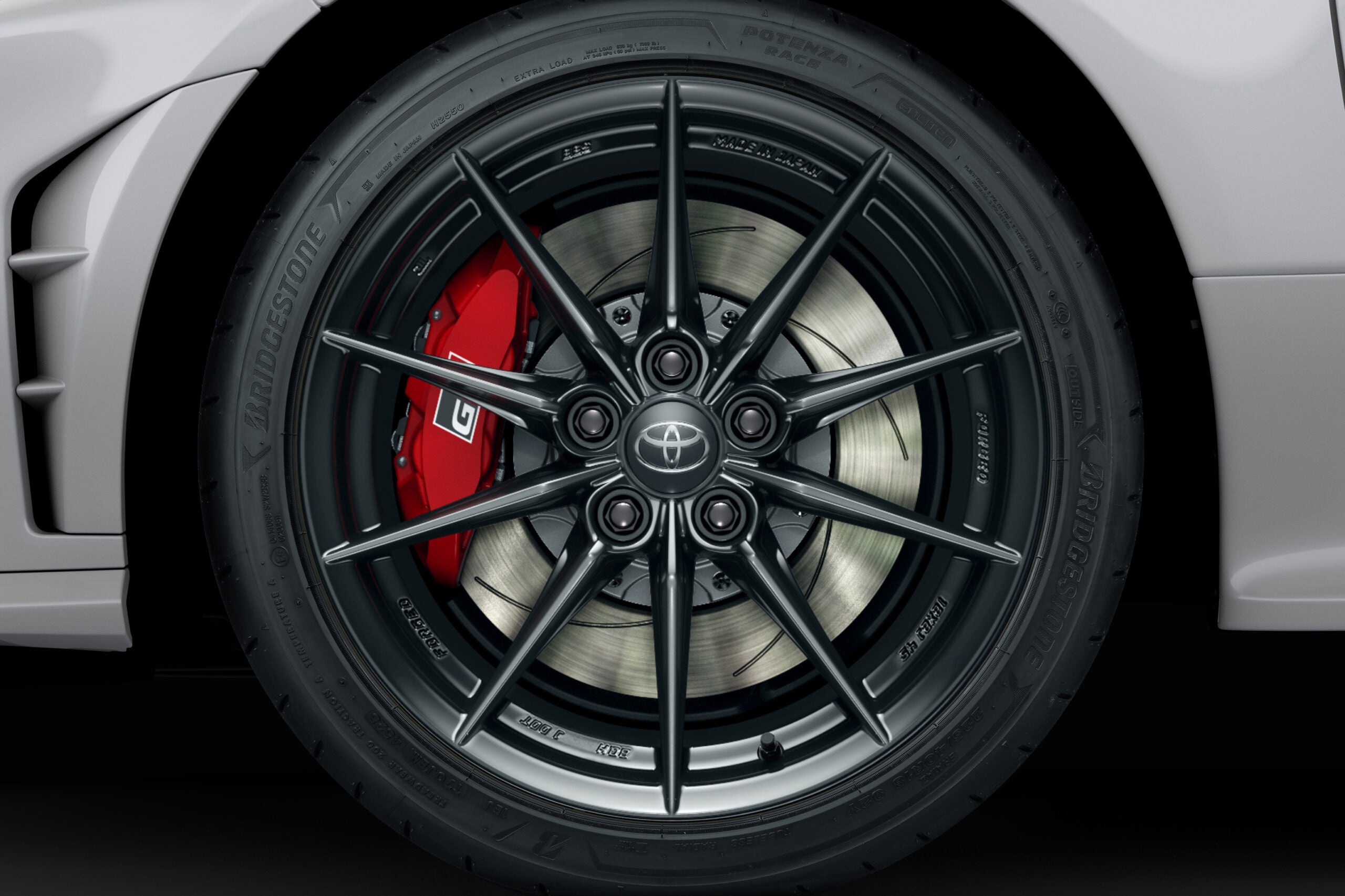 GRヤリス｜225/40ZR18タイヤ（ブリヂストン ・ポテンザ レース）×BBS製8Jインセット45mm鍛造アルミホイール（メタルスターグロスブラック塗装／センターオーナメント付）