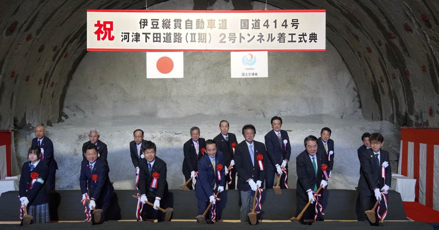 河津下田道路（Ⅱ期）2号トンネル着工式典の様子。