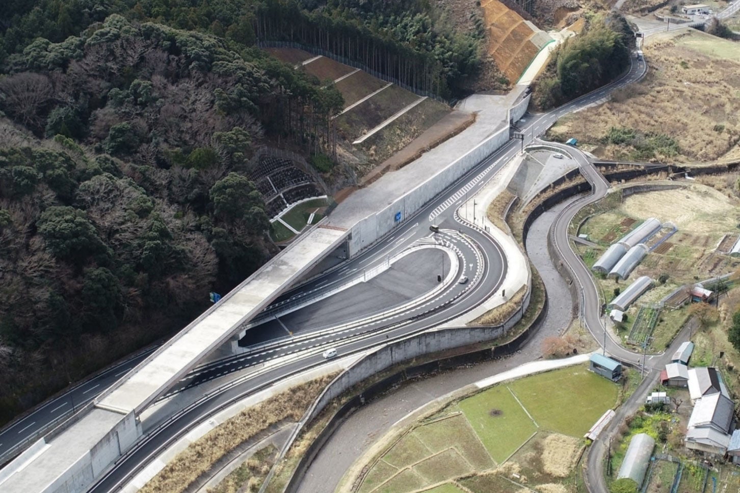 河津下田道路（Ⅱ期）河津逆川ICから下田市街方面。