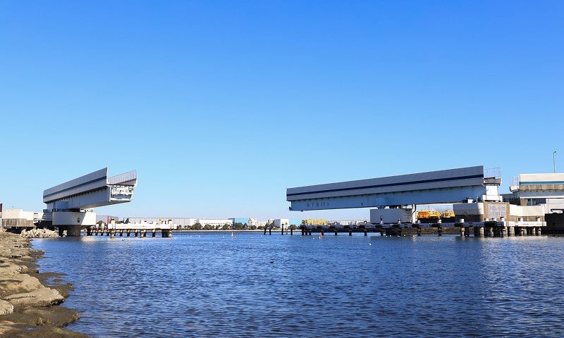 1990年から8年間使われた「羽田可動橋」。空港西入口のランプを延伸するために作られた