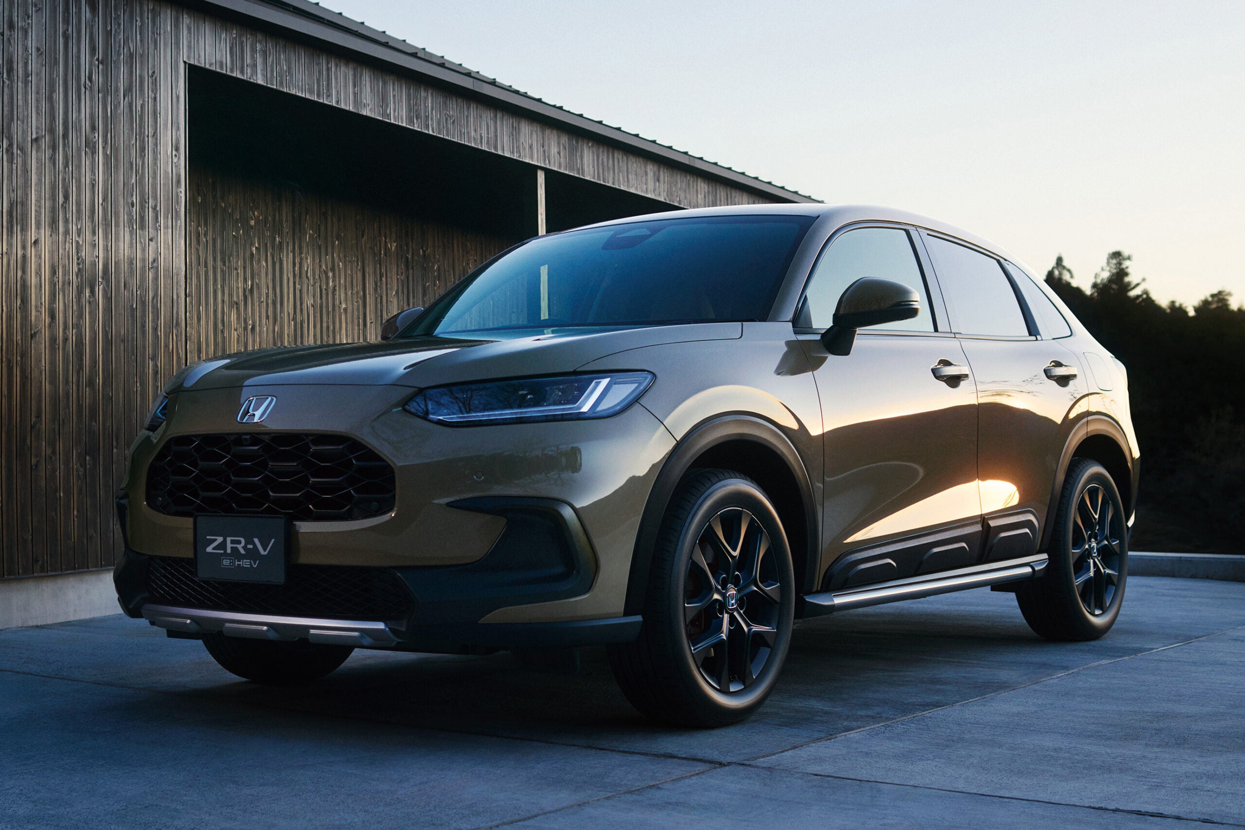 ホンダZR-V e:HEV RSクロスツーリング|ディーラーオプション(ボディサイドモール)装着車