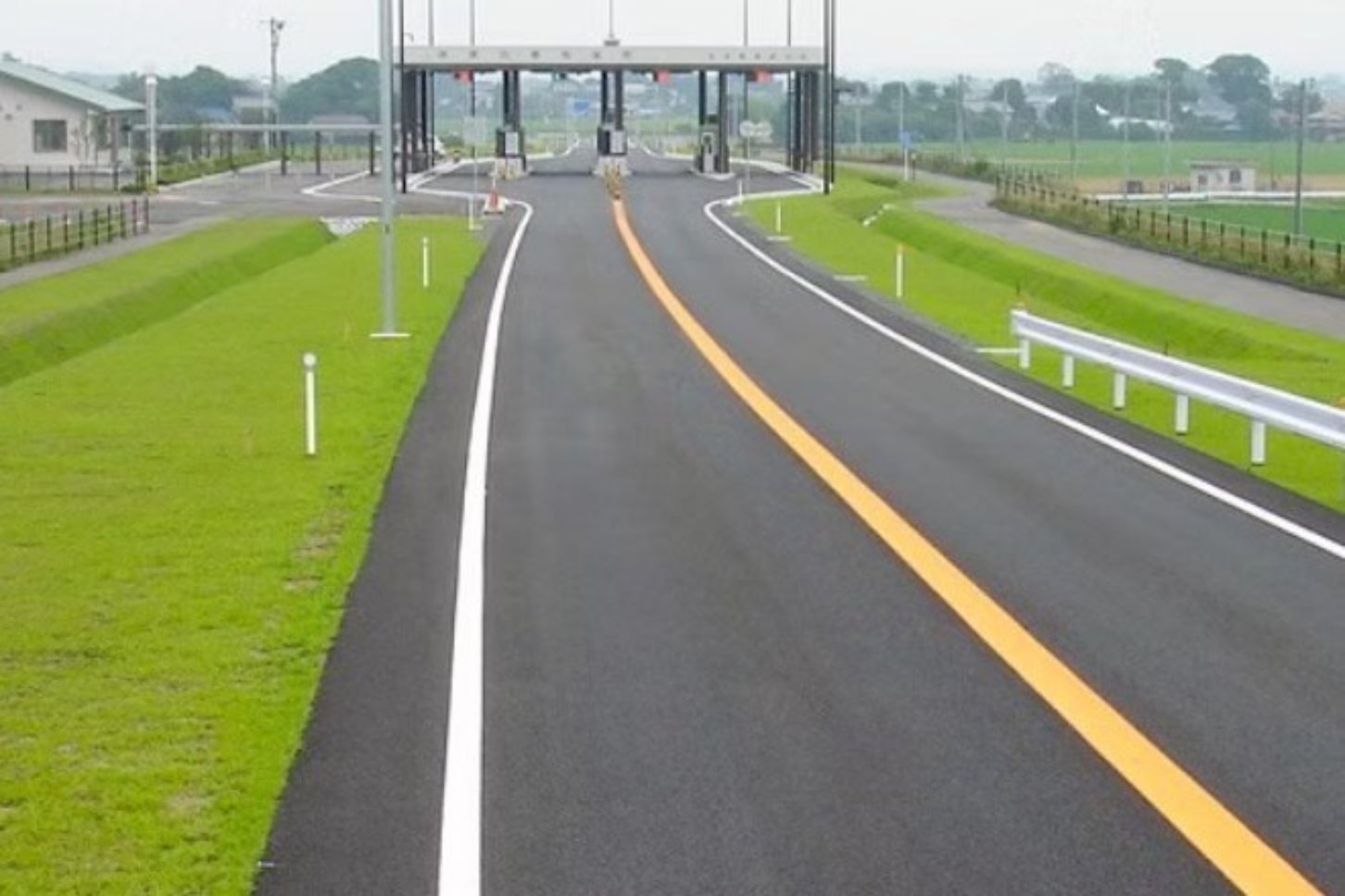 利根川を渡る「若草大橋有料道路」の料金所。