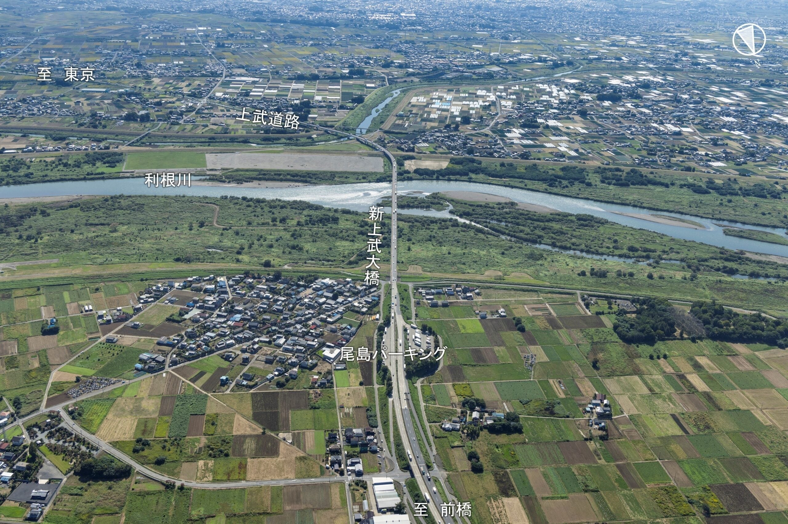 群馬県側から見た上武道路（新上武大橋）。2024年10月撮影。
