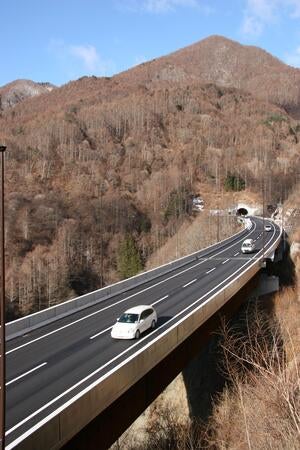 2006年に開通した権兵衛峠道路。