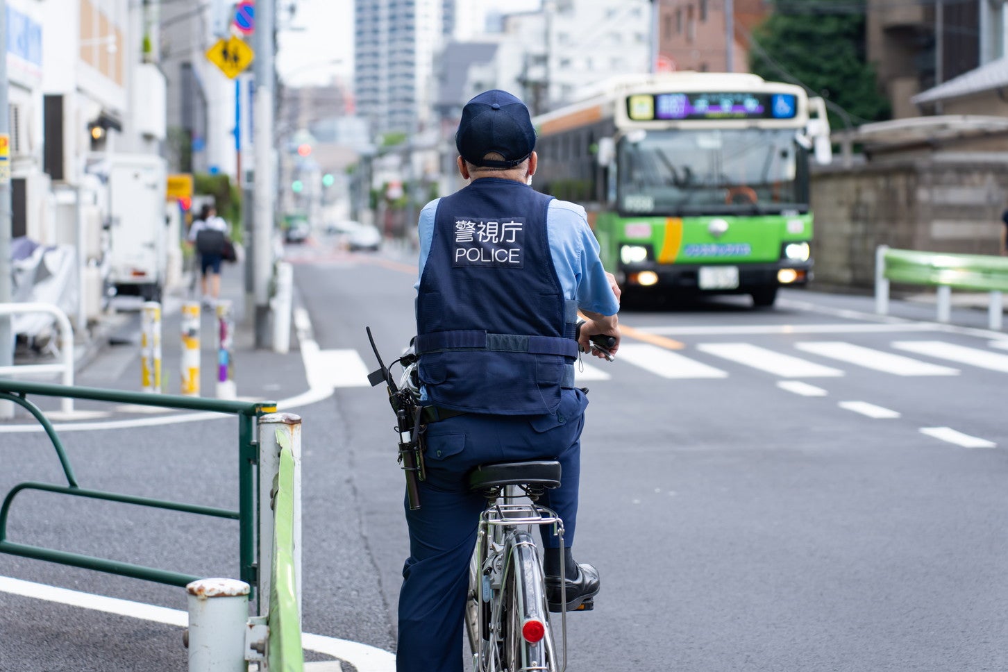 自転車に乗った警察官。