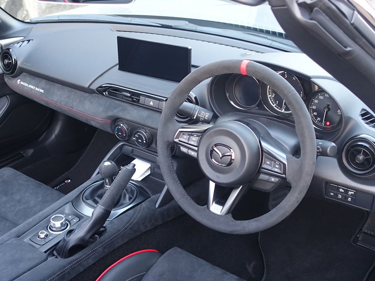 モディファイ前のステアリングとシフトレーバー