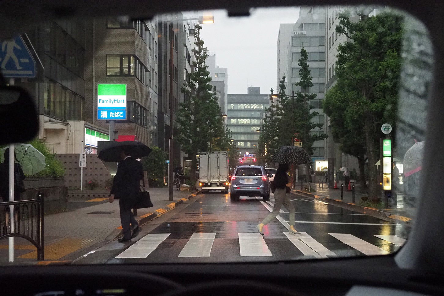 雨の日に横断歩道を通過する場面。どんな危険があるでしょうか?