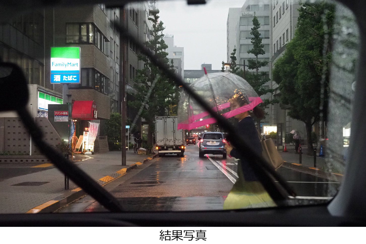 横断歩道を通過しようとしたところ、右側から女性が渡ってきて事故になるところでした。