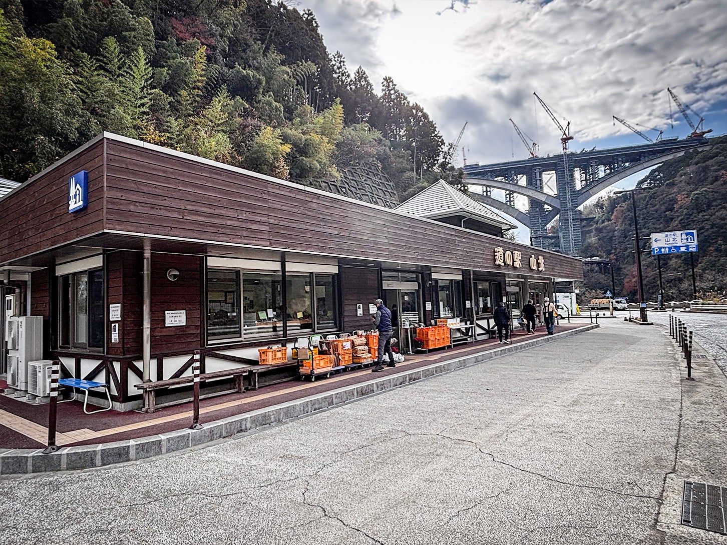 道の駅「山北」の外観です。ここから新東名高速道路も見えます。