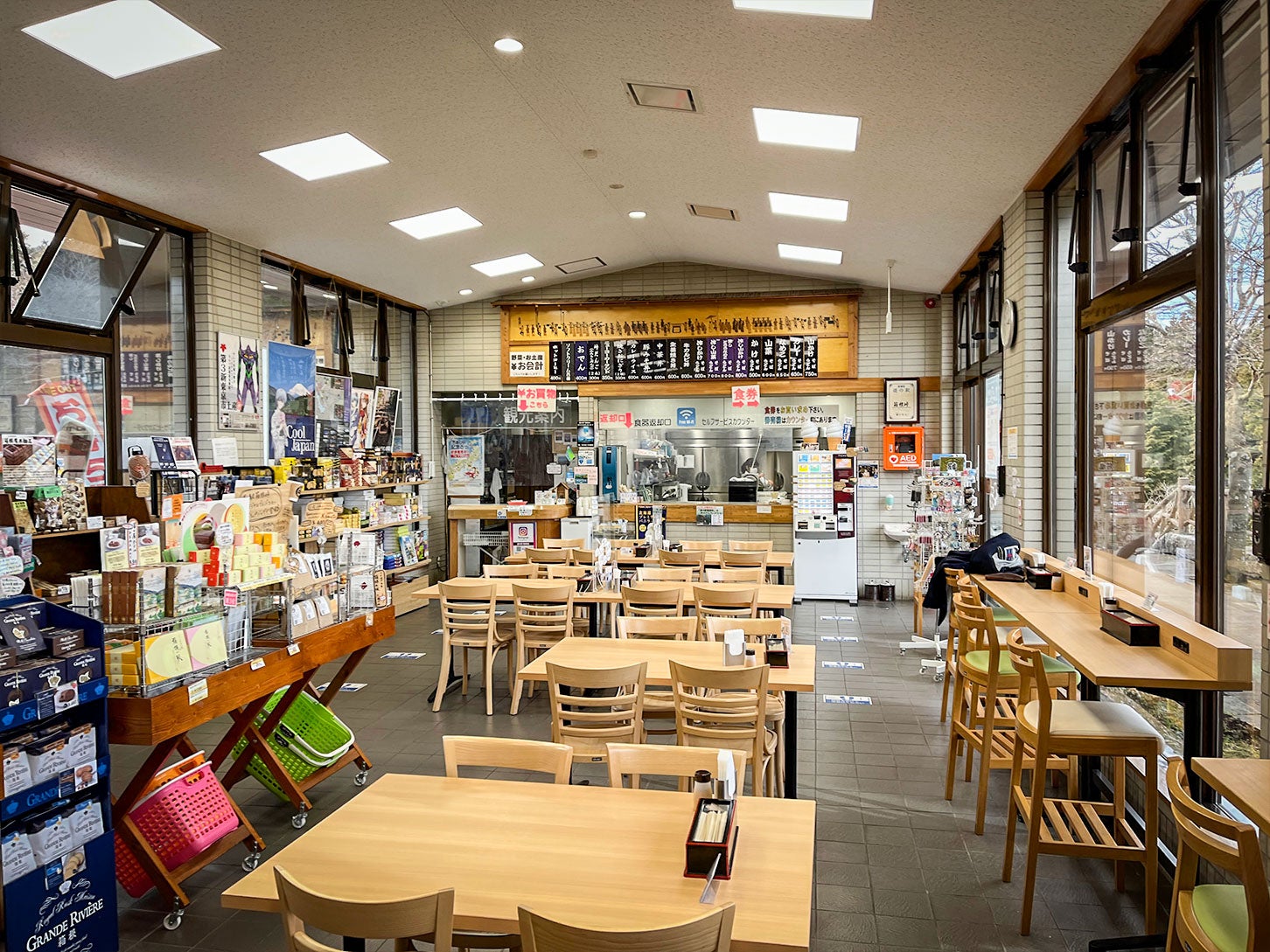 道の駅 箱根峠の内観。食事処が直売所と一体化しています。おすすめは小田原のかまぼこです。