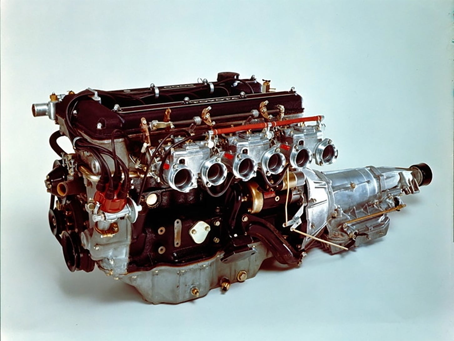 クラウン用直列6気筒エンジンをベースにツインカム化されたエンジンを搭載。最高出力は150ps/6600rpm、最大トルクは18.0kgm/5000rpmを発生した。