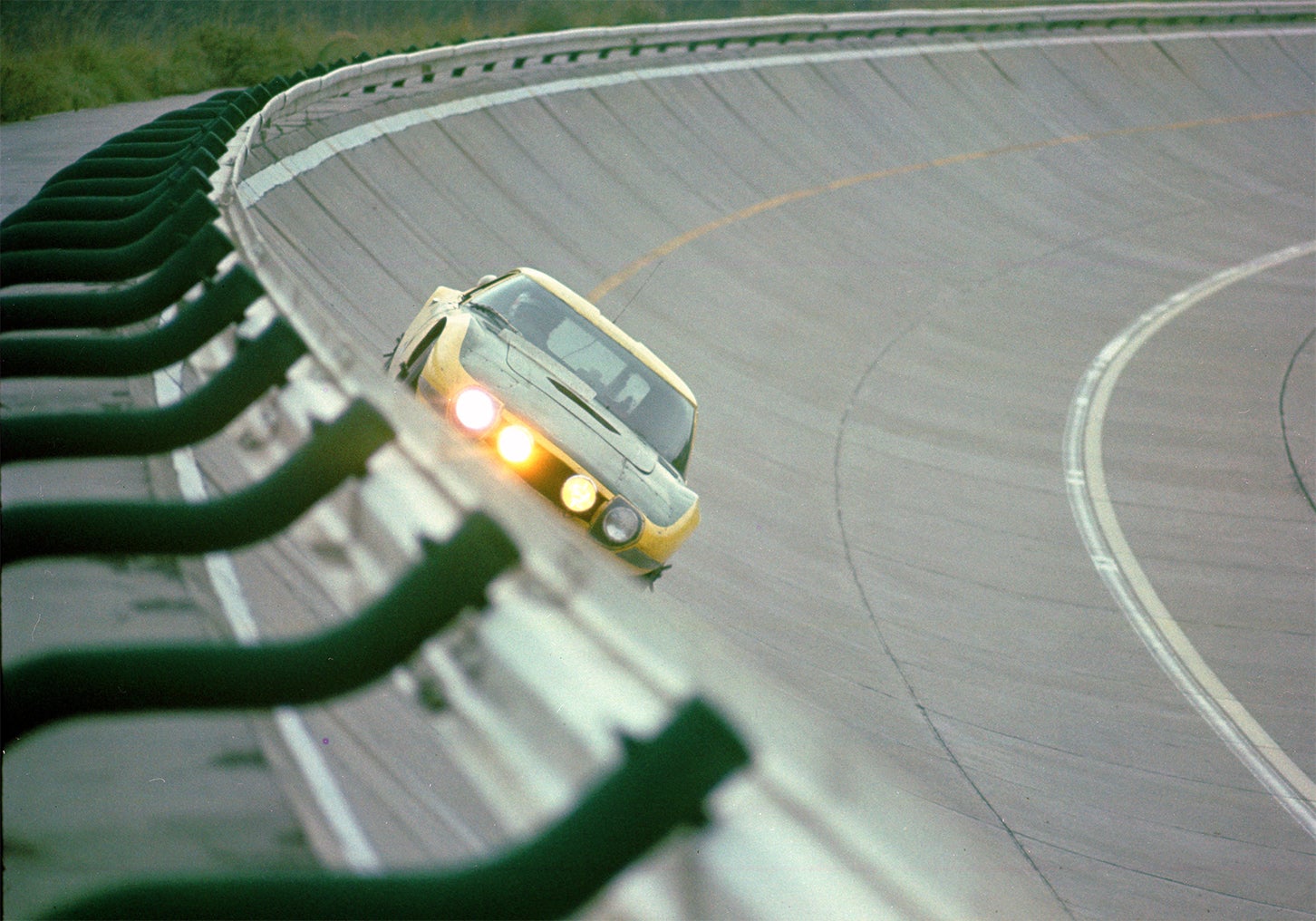 1966年には、茨城県谷田部町（現・つくば市）の高速周回路で、国際スピードトライアルに挑戦。78時間を平均時速206.18kmで走り抜き、3つの世界新記録と13の国際新記録を打ち立てた。