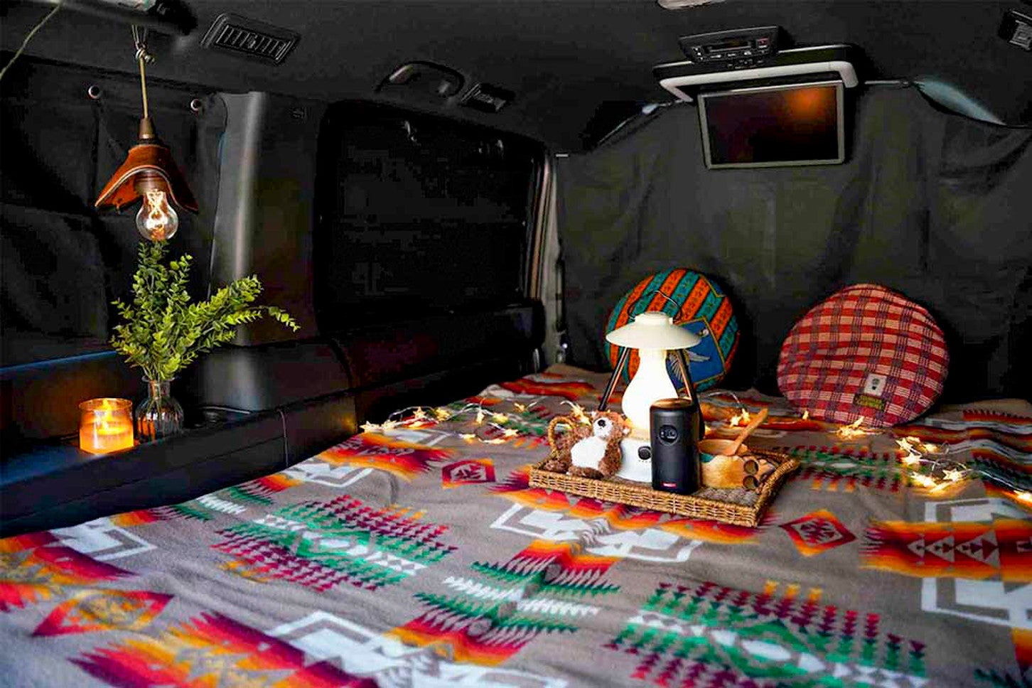お気に入りのアイテムを揃えれば、車内が立派な宿泊スペースに
