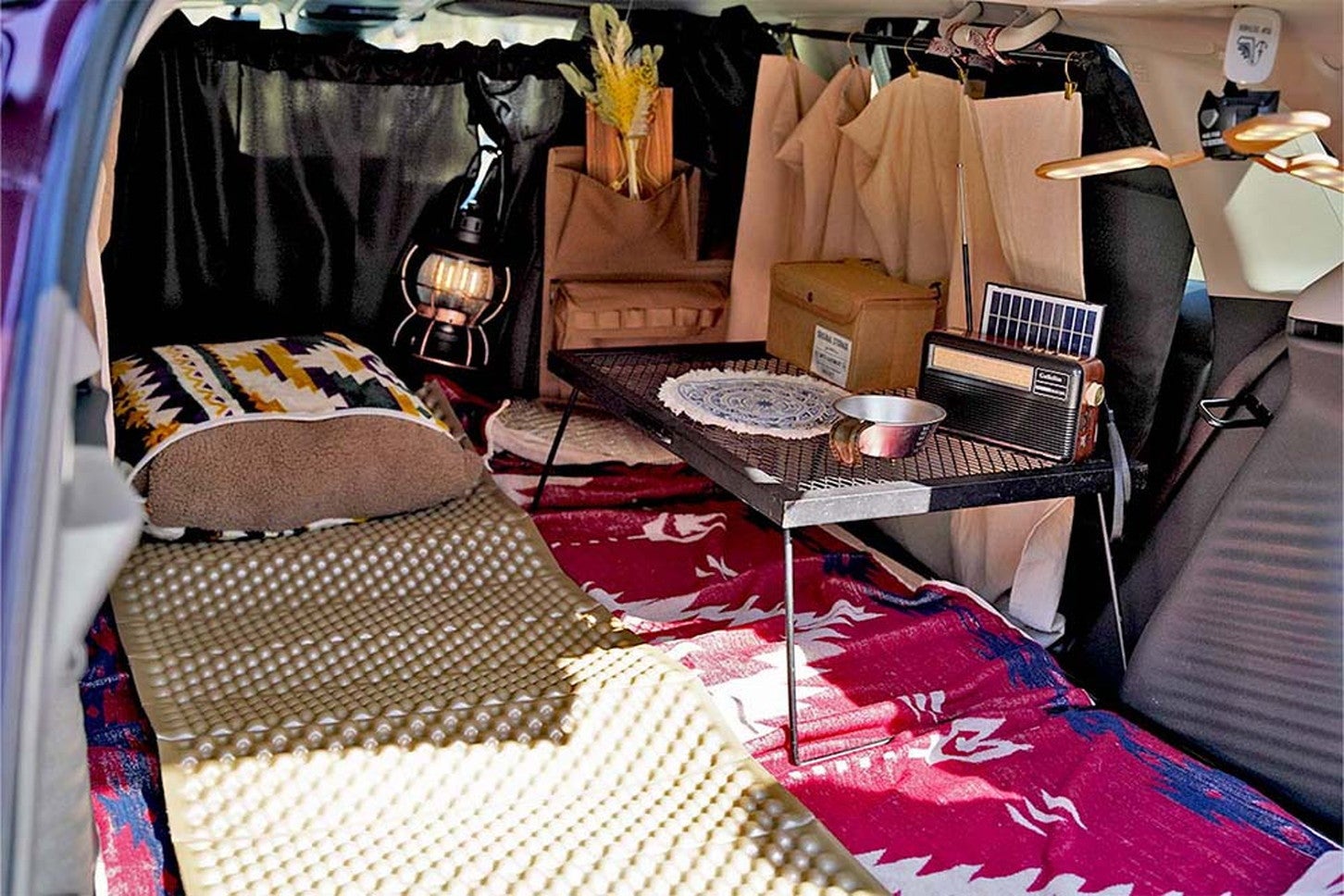 Honda「ZR-V」の車内を車中泊仕様にコーディネートした様子