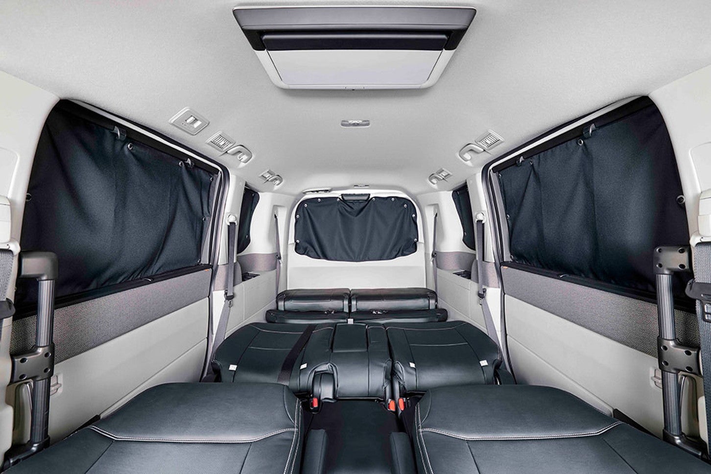 ステップワゴンの純正アクセサリーには目隠し用のアイテムである「プライバシーシェード」もラインアップ