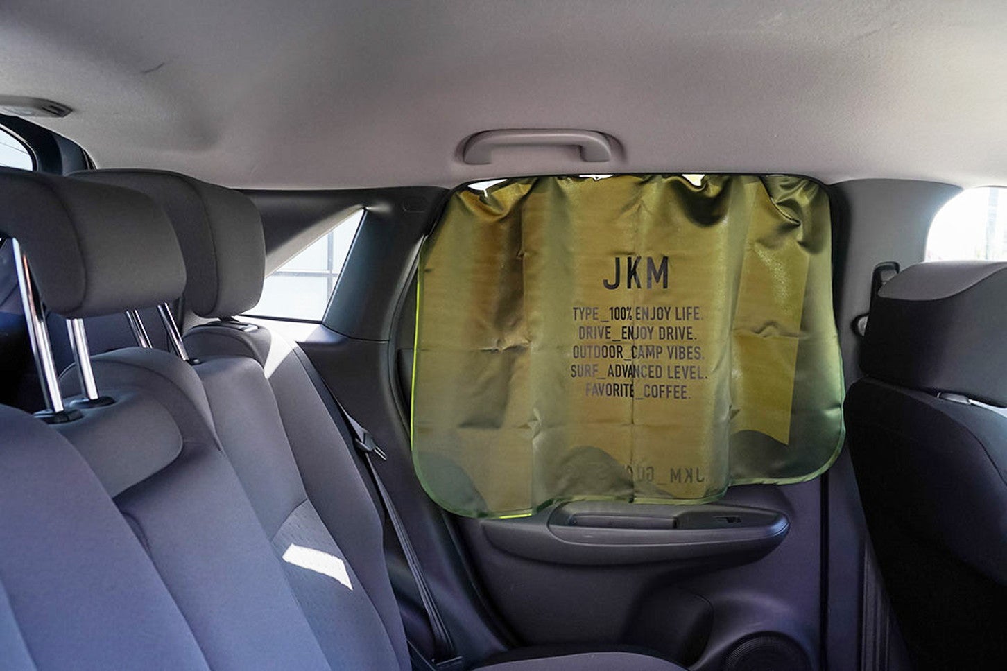 カーテンもマグネット式なら付け外しが楽になる（画像はJKM「マグネットカーテン」のMサイズ）