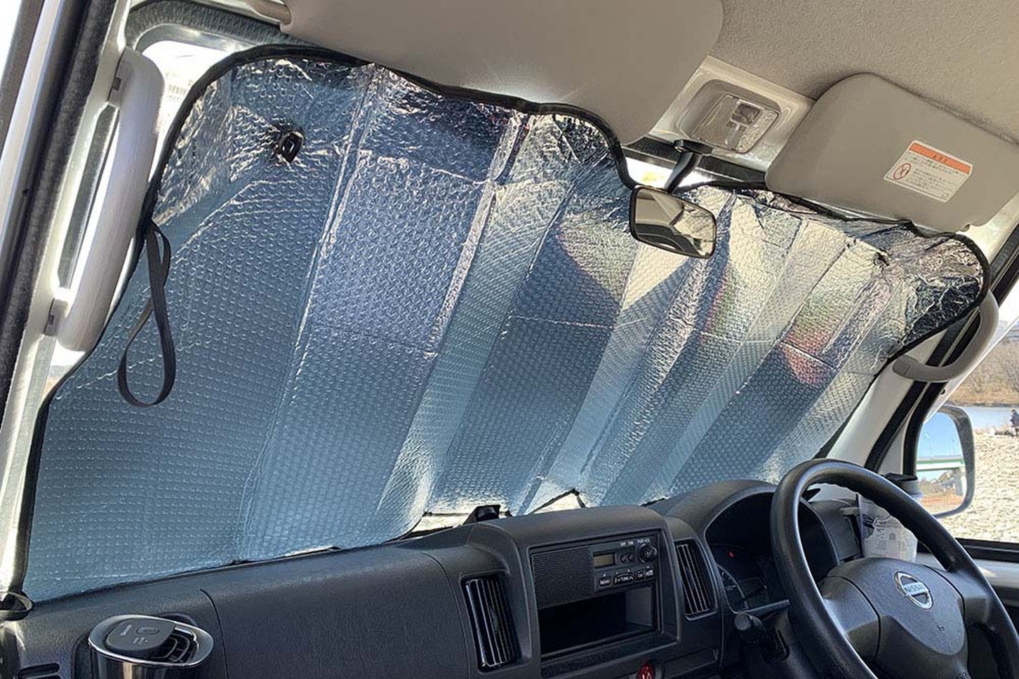 暑さや直射日光による車内装備の劣化抑制にもつながる！（写真はダイソーで購入したサンシェード）